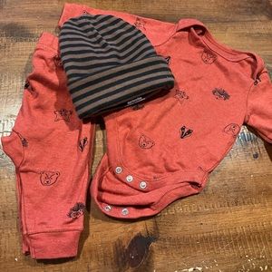 Old Navy Bundle - Aminal set - EUC - 0-3 mths w/hat.
